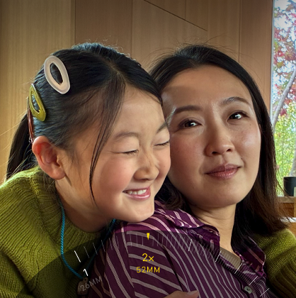 Teleobjetivo de 2x en uso, hace zoom en dos personas abrazadas